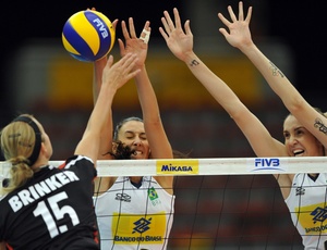 O Brasil voltou a fazer nesta tera-feira uma apresentao de alto nvel no Mundial feminino de vlei. O resultado: vitria de 3 sets a 0 sobre a Alemanha (25-16, 25-13 e 25-21) e vaga garantida nas semifinais da competio.<Br><br>Com o resultado elstico, a seleo tambm ficou perto de sacramentar o primeiro lugar do grupo. Apenas uma derrota com larga margem de diferena para os Estados Unidos nesta quarta, s 3h (de Braslia), poder tirar o Brasil da primeira posio.