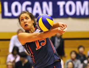 Logan Tom faz o passe no jogo dos Estados Unidos com o Cazaquisto no Mundial feminino 
