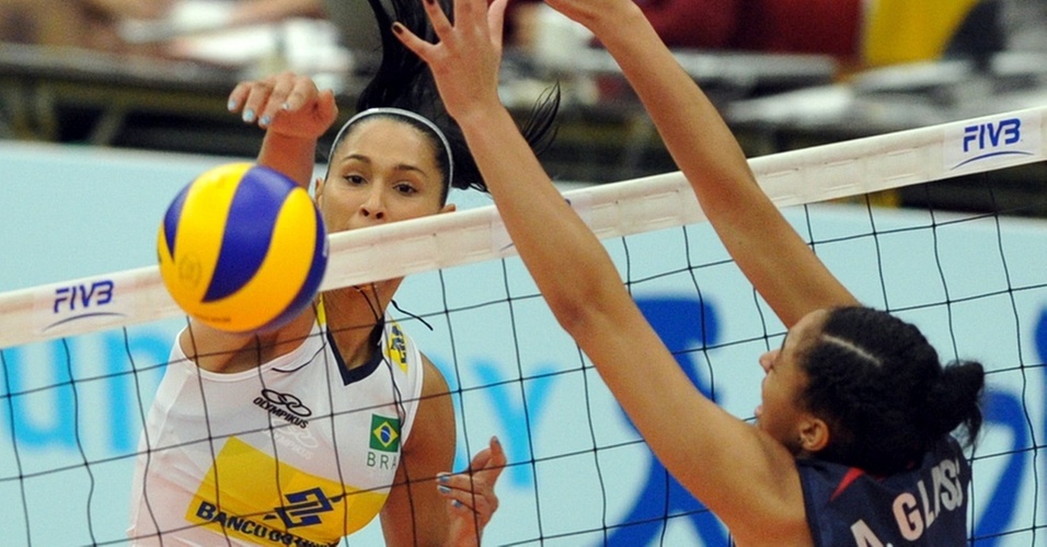 Jaqueline supera o bloqueio de Glass no jogo entre Brasil e Estados Unidos no Mundial feminino de vôlei