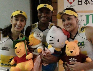 Sheilla, Fabiana e Natlia exibem os ursinhos que ganharam no jogo entre Brasil e Estados Unidos
