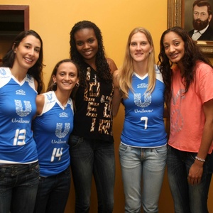 Sheilla (13) e Mari (7) formaro o trio olmpico da Unilever com Fabi (14). J Fabiana (c) e Joycinha (d), que deixaram o time carioca, estaro no 'galctico' Vlei Futuro