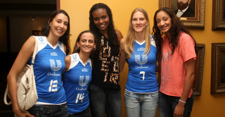Sheilla, Fabi, Fabiana, Mari e Joycinha (da esq. para a dir.) na apresentação da Superliga