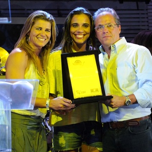 Juliana e Larissa ao lado do presidente da SHV Gas Brasil, Lauro Cotta, recebendo premiao