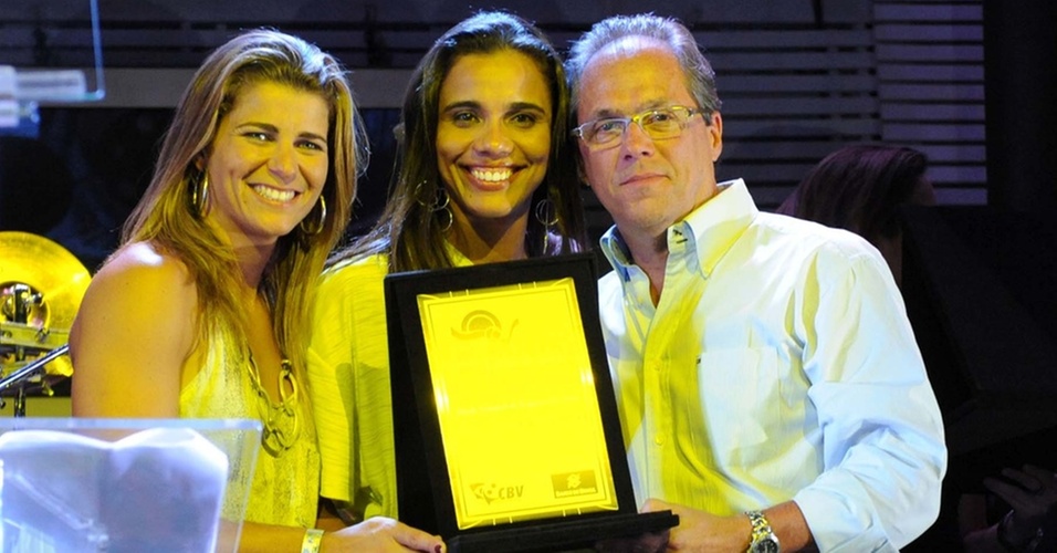 Juliana e Larissa ao lado do presidente da SHV Gas Brasil, Lauro Cotta, na premiação dos melhores do ano