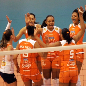 Jogadoras do Osasco comemoram ponto na vitria sobre o So Caetano pela Superliga feminina