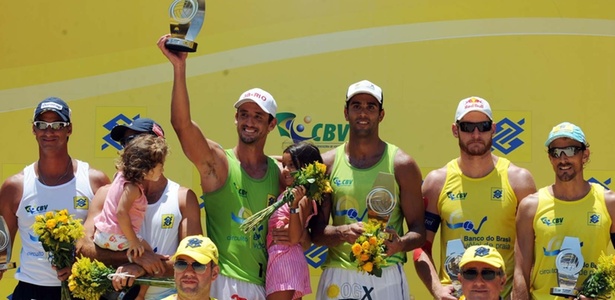 Pedro Solberg e Pedro Cunha comemoram vitória no pódio da etapa do Rio de Janeiro - Mauricio Kaye/CBV/Divulgação