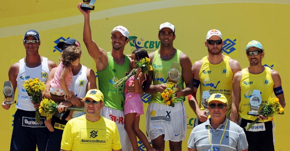 30.jan.2011 - Pedro Solberg e Pedro Cunha comemoram vitória no pódio da etapa do Rio de Janeiro