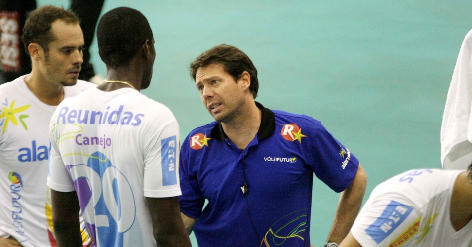 Técnico Cesar Douglas conversa com jogadores na derrota do Vôlei Futuro para o Sesi