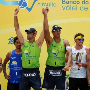 Márcio e Ricardo comemoram o título da etapa paranaense do Circuito Nacional  - Divulgação/CBV
