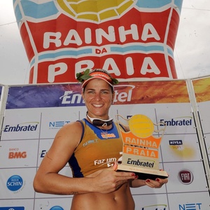 Larissa conquistou o prêmio de Rainha da Praia de 2011 ao vencer sua parceira Juliana na decisão - Divulgação