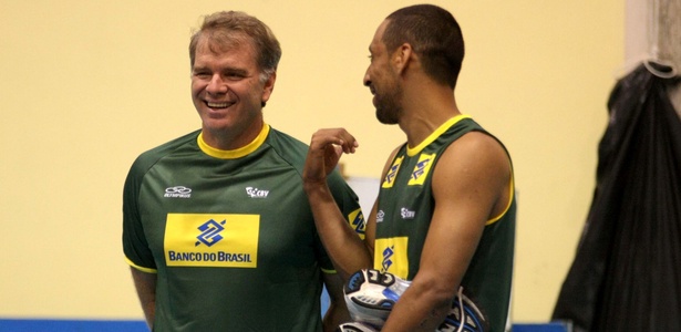 Bernardinho e Escadinha conversam durante treino da seleção em Saquarema (RJ) - Alexandre Arruda/CBV