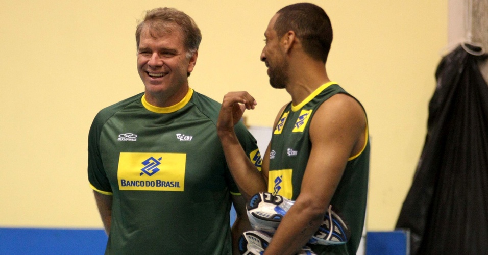Escadinha conversa com o técnico Bernardinho durante treino da seleção brasileira