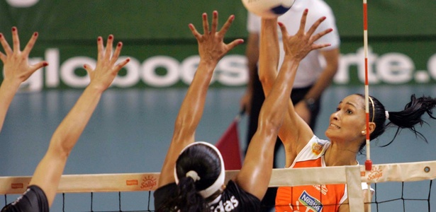 Jaqueline ataca pelo Osasco em duelo contra o Vôlei Futuro; ela venceu por 3 a 0 - FABIO RUBINATO/ AGF