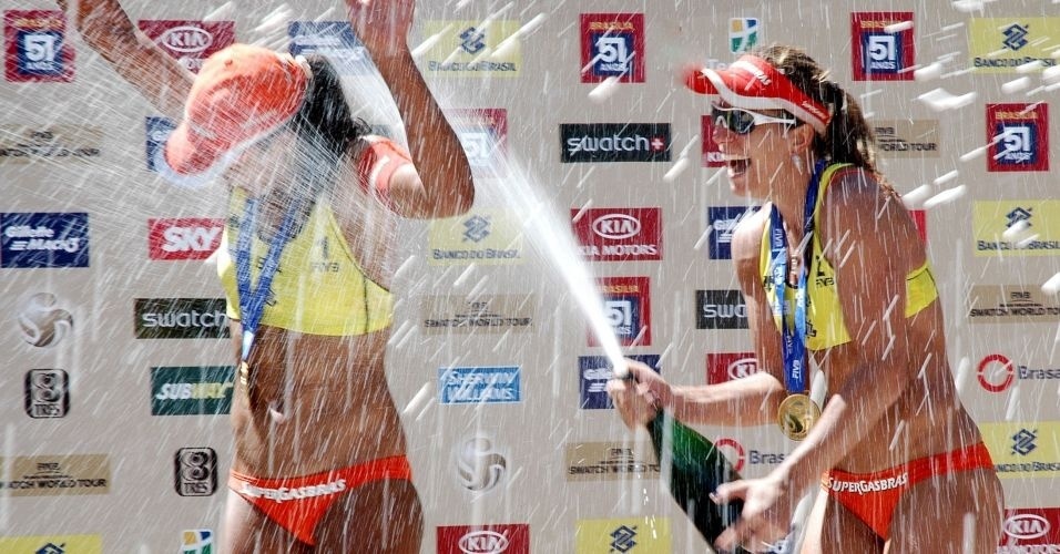Juliana leva um banho de champagne de Larissa para comemorar o título da dupla na etapa de Brasília 