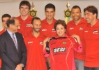 Presidente Dilma recebe jogadores do Sesi-SP e 'tieta' Montanaro