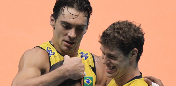 Giba e Bruninho festejam líbero Escadinha, um dos destaques da vitória do Brasil - Sergio Moraes/Reuters