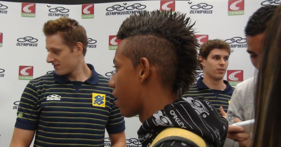 Fã de Neymar aproveita passeio pelo shopping para conhecer seleção masculina de vôlei (17/06/2011)