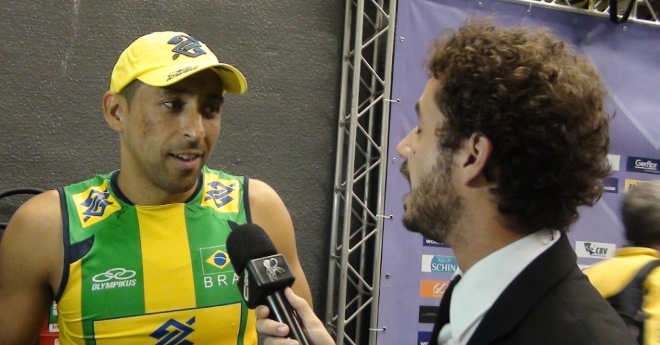 Líbero Escadinha dá entrevista para o CQC após vitória do Brasil sobre Porto Rico em São Paulo (19/06/2011)