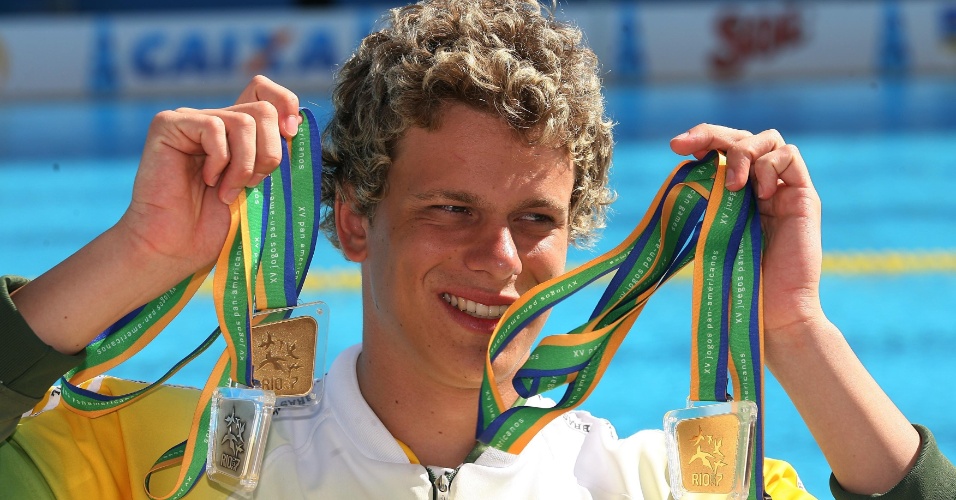 Ainda desconhecido do grande público, Cesar Cielo exibe as medalhas que faturou no Pan do Rio-2007