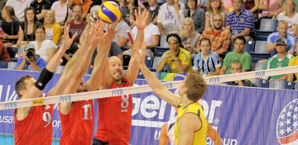 Seleção brasileira segue na caminhada rumo ao 10º título da competição - Divulgação/FIVB