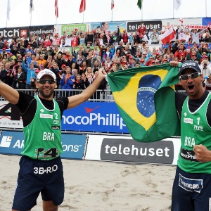 Ricardo e Márcio comemoram com a bandeira do Brasil - Mauricio Kaye/CBV