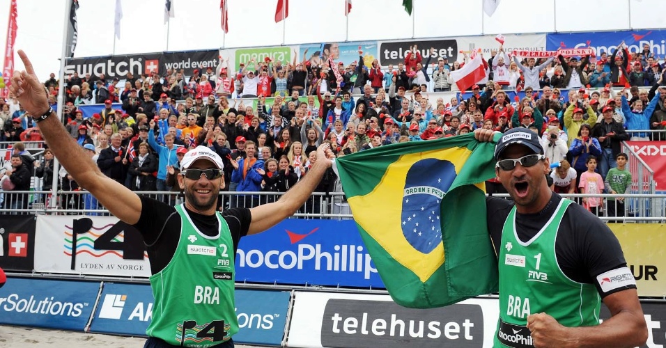 Ricardo e Márcio comemoram título do Grand Slam da Noruega com a bandeira do Brasil (03/07/2011)