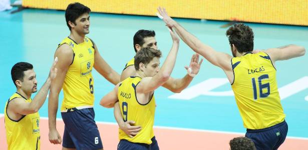 Brasileiros comemoram ponto na final da Liga Mundial deste ano, contra a Rússia - Divulgação/FIVB