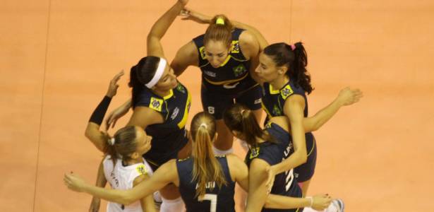 Seleção feminina de vôlei do Brasil comemora na vitória contra o Peru, em Brasília - Alexandre Arruda/CBV/Divulgação