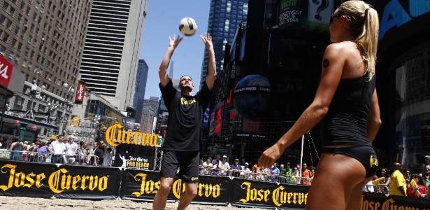 Kevin Love joga vôlei de praia com a jogadora profissional Jess Gysin na Times Square - Divulgação