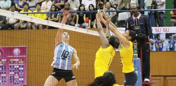 Brasileiras Fabiana e Sheilla tentam bloquear o ataque da argentina Emilce Sosa - FIVB/Divulgação