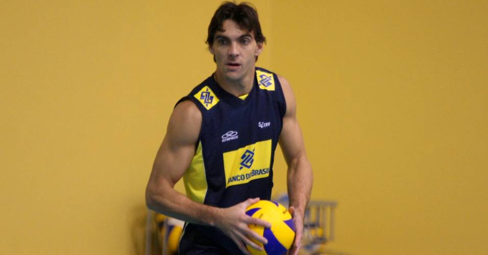 Giba participa de treinamento da seleção brasileira em Saquarema (RJ)