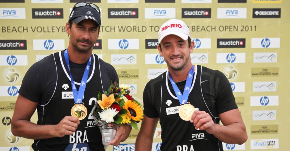 Ricardo e Pedro Cunha exibem a medalha de ouro conquista após vitória na Holanda (28/08/2011)