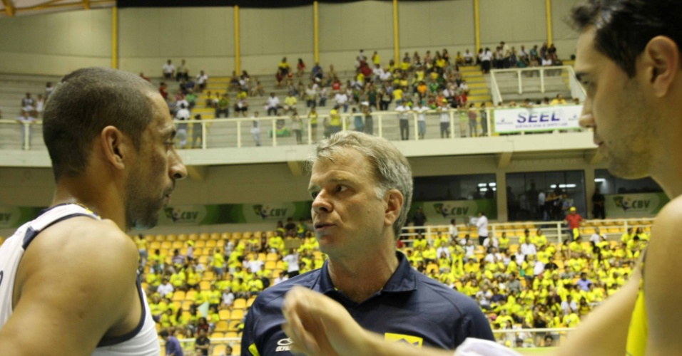 Durante um pedido de tempo contra o Uruguai, Bernardinho conversa em particular com o líbero Escadinha