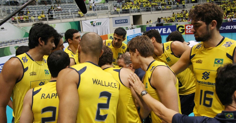 Jogadores da seleção brasileira conversam com Bernardinho durante o duelo com Uruguai 