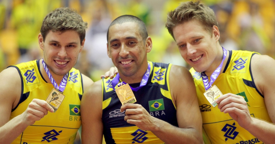 Bruninho, Escadinha e Murilo exibem as medalhas após o título do Sul-Americano (25/09/2011)