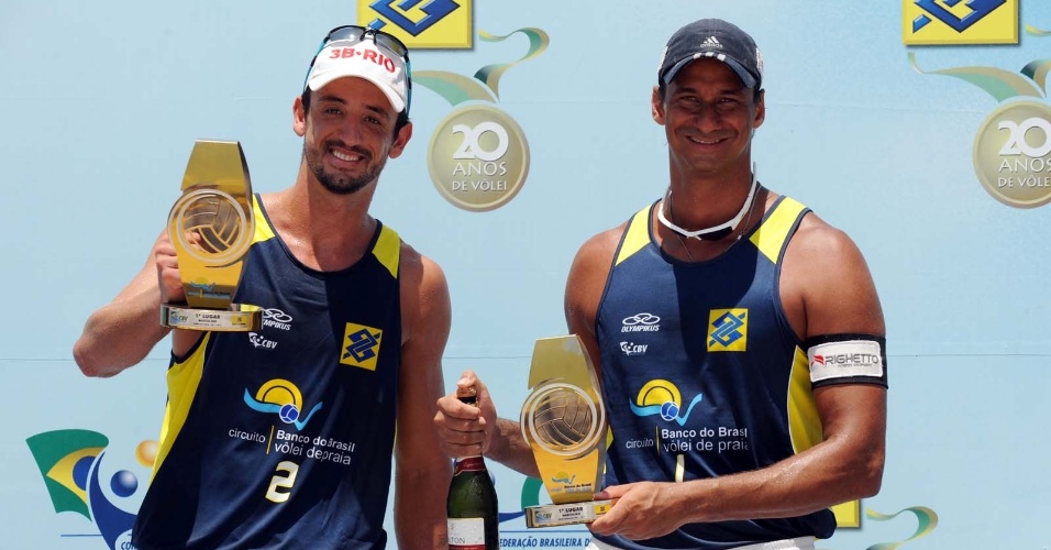 Pedro Cunha e Ricardo exibem troféu de campeões da etapa de Salvador