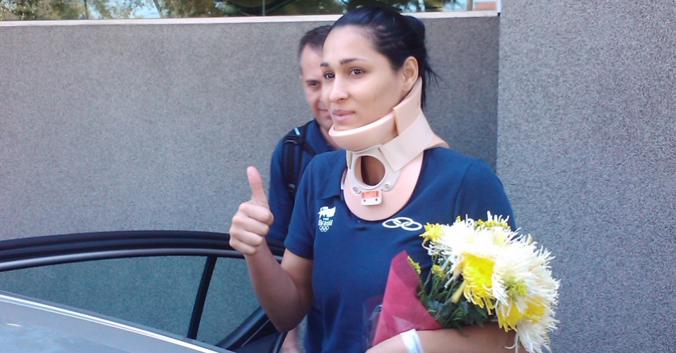 Jaqueline, atleta do vôlei, sai do hospital após sofrer uma lesão cervical (16/10/2011)