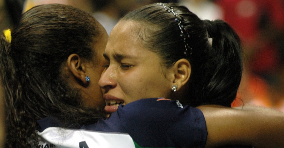 Jaqueline chora na final da Salompas Cup de 2004