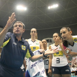 José Roberto Guimarães em ação pela seleção feminina de vôlei; técnico tem dúvidas sobre o time