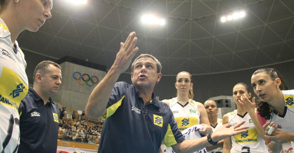 José Roberto Guimarães dá bronca nas jogadoras brasileiras durante a derrota para os Estados Unidos (04/11/2011)