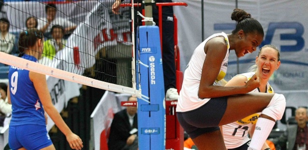 Fabiana e Fabíola comemoram ponto do Brasil na "sofrida" vitória contra a Sérvia - FIVB/Divulgação