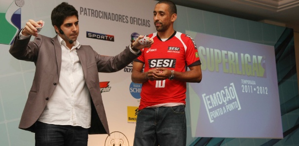 Escadinha participa de brincadeira com mágico durante o lançamento da Superliga  - Alexandre Arruda/Divulgação CBV