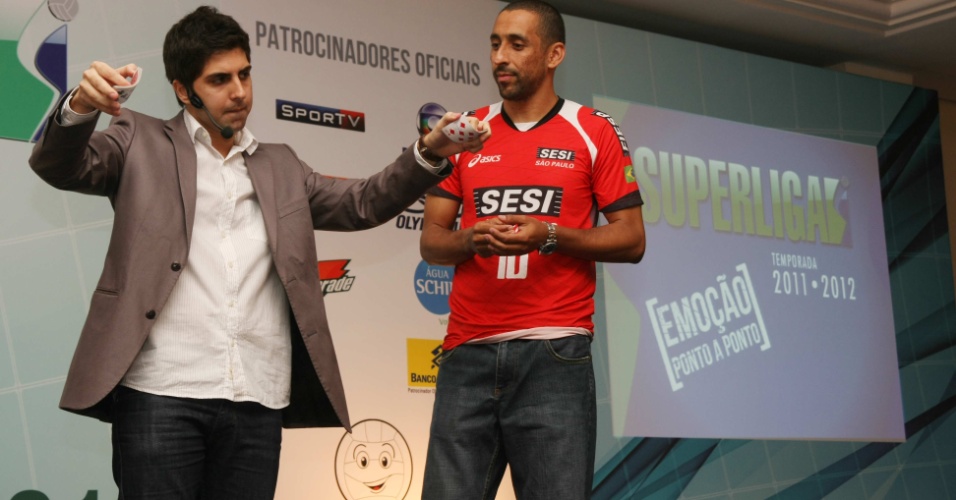 Escadinha participa de brincadeira durante o lançamento da Superliga de vôlei (08/12/2011)