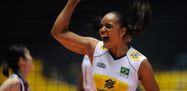 Sassá comemora ponto da seleção brasileira em jogo contra o Japão no Mundial de 2010 - Divulgação/FIVB