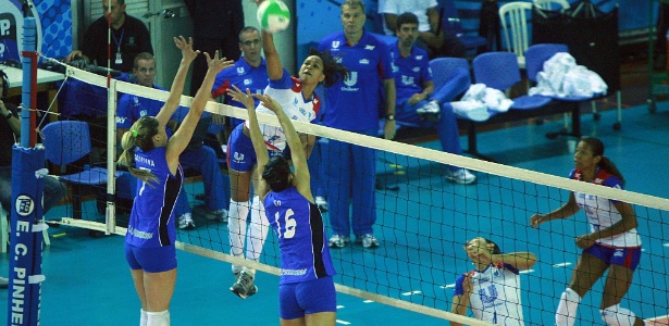 Juciely ataca em lance da vitória da Unilever sobre o Pinheiros pela Superliga feminina - Luiz Doro / adorofoto