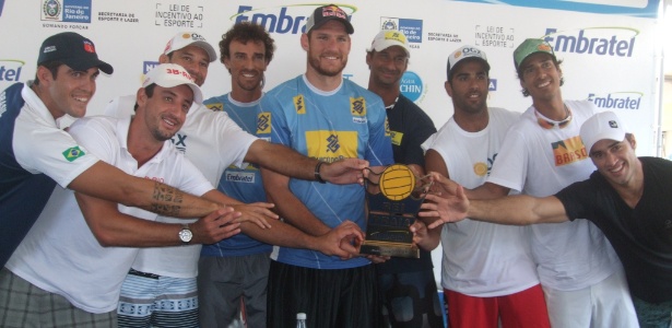 Competidores do Rei da Praia seguram troféu que estará em disputa em Ipanema - Juliane Medeiros/UOL Esporte