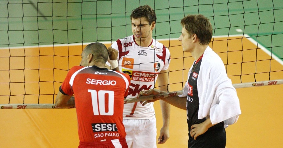 Bruninho (c), da Cimed, conversa com Escadinha (e) e Murilo, do Sesi, enquanto esperam jogo da Superliga masculina (28/02/2012)